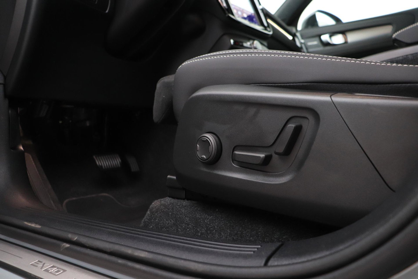 Volvo EX40 Single Motor Extended Range Plus Black Edition | 82 kWh | Harman/Kardon | 360° Camera | Warmtepomp | Memory | Stoel+Stuurverwarming | 20 Inch
