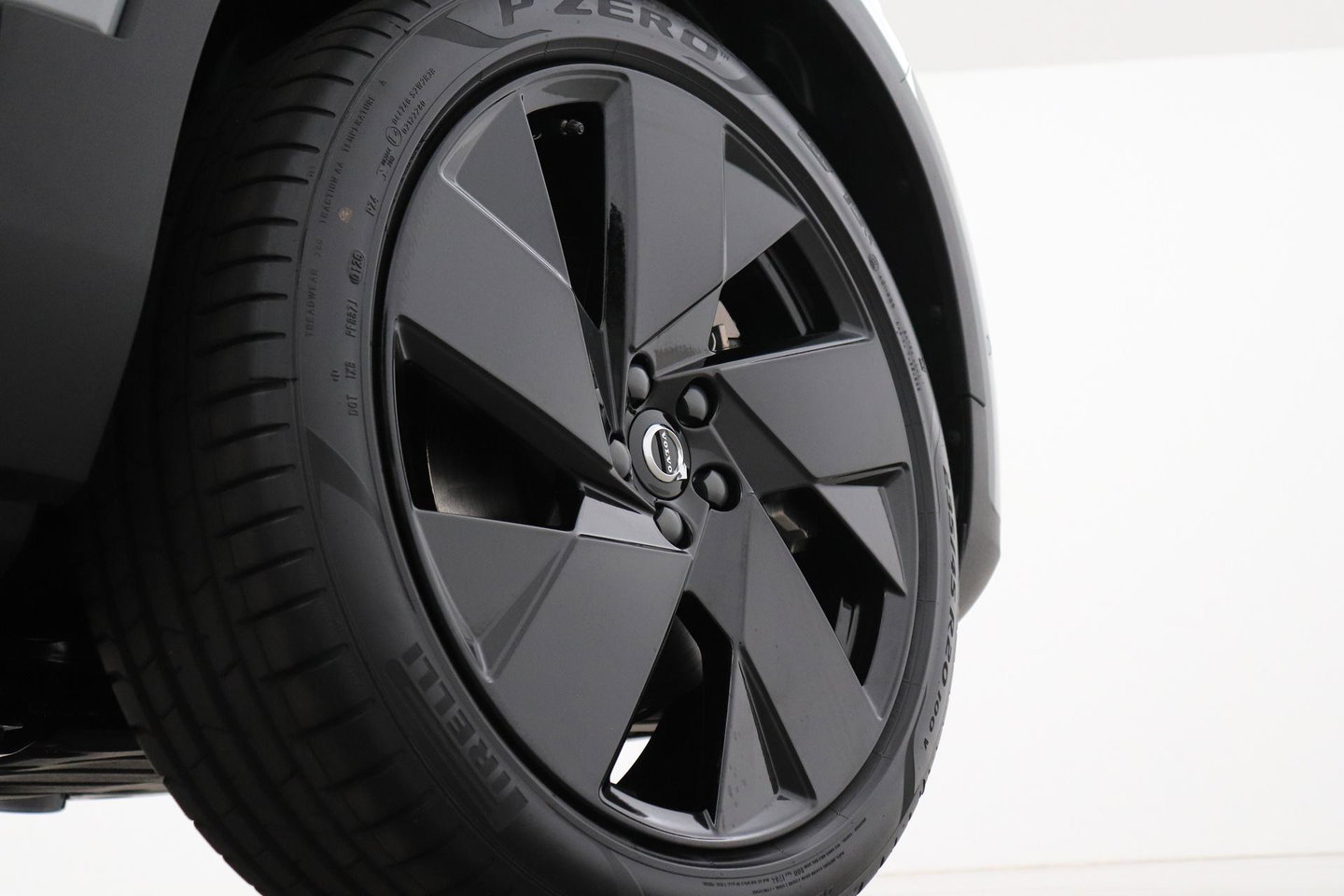 Volvo EX40 Single Motor Extended Range Plus Black Edition | 82 kWh | Harman/Kardon | 360° Camera | Warmtepomp | Memory | Stoel+Stuurverwarming | 20 Inch