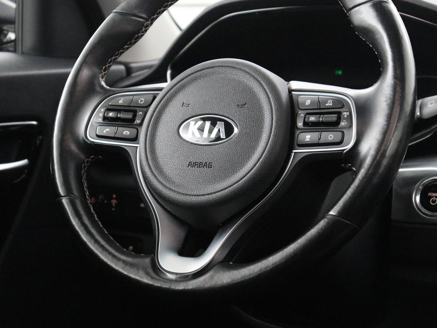 Kia e-Niro DynamicPlusLine 64 kWh | SOH 95,3% | Panoramadak | Half leder | Stuur/stoel verwarming | Adaptive cruise | Lane assist | Climate control | Carplay | Camera | Park assist | Full LED