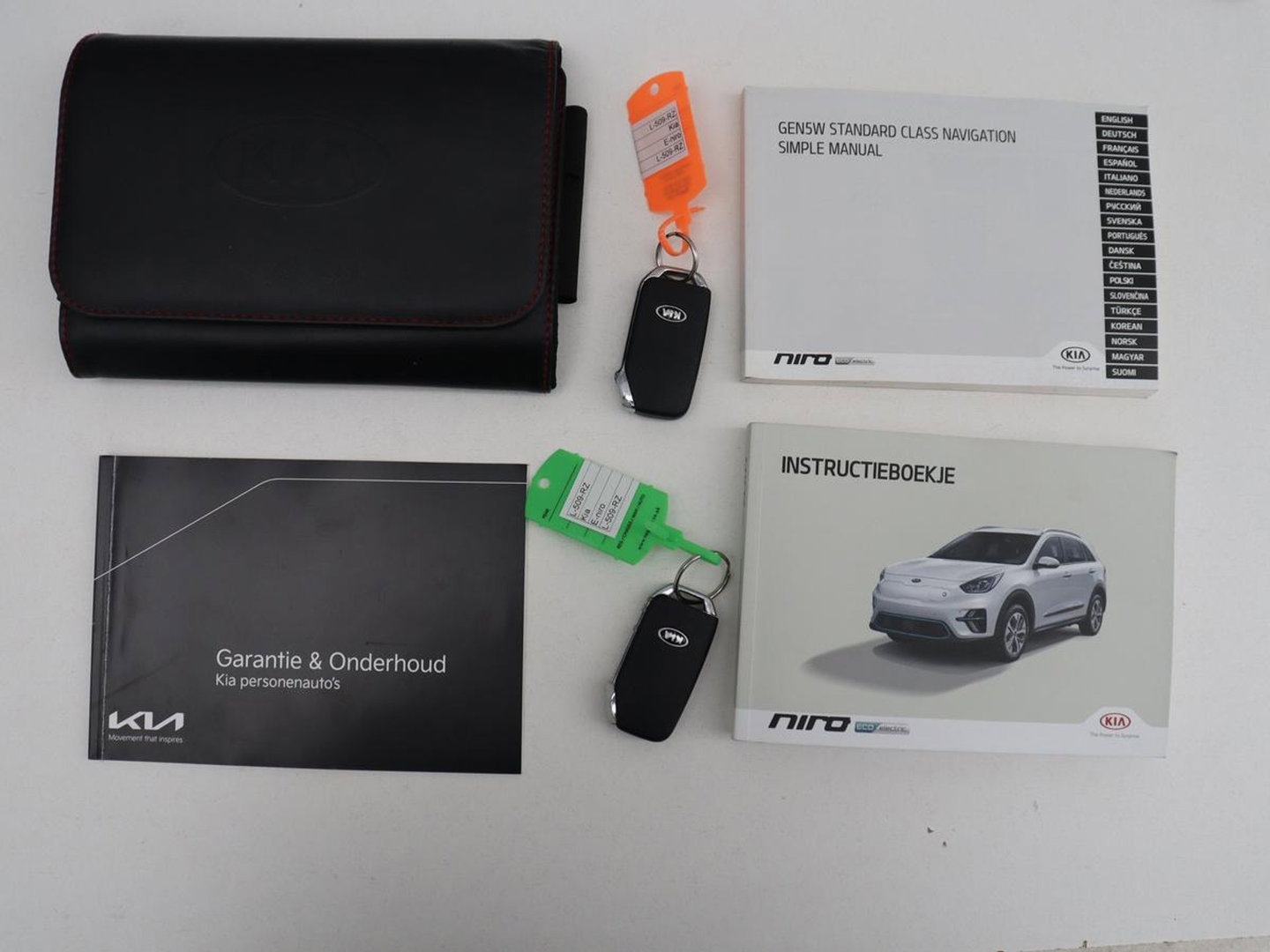 Kia e-Niro DynamicPlusLine 64 kWh | SOH 95,3% | Panoramadak | Half leder | Stuur/stoel verwarming | Adaptive cruise | Lane assist | Climate control | Carplay | Camera | Park assist | Full LED