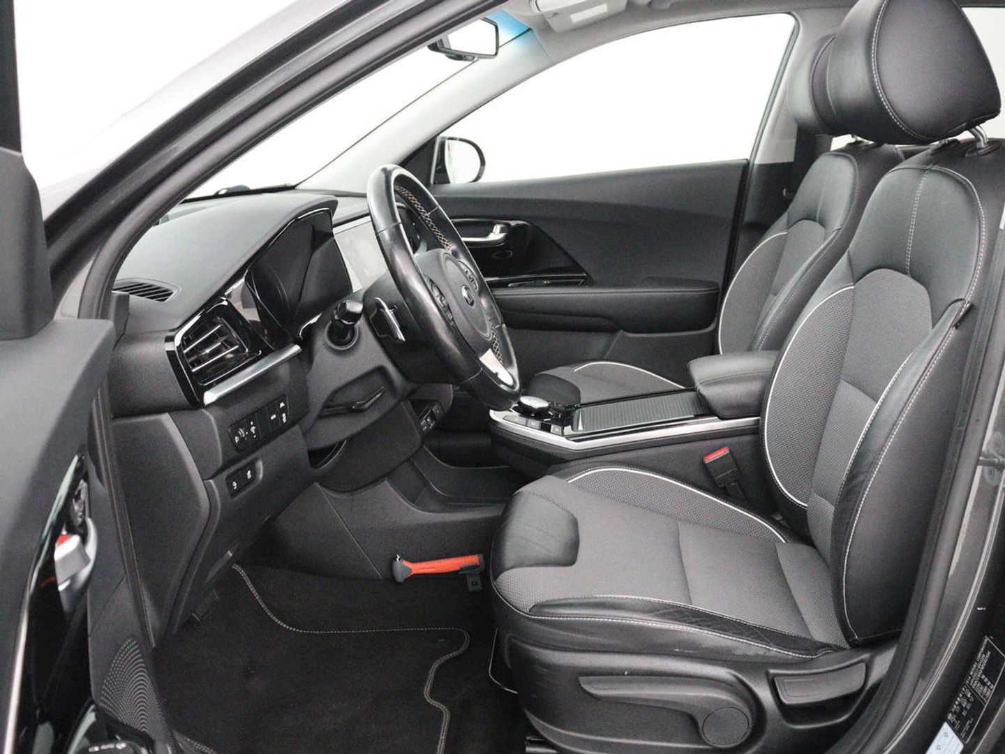 Kia e-Niro DynamicPlusLine 64 kWh | SOH 95,3% | Panoramadak | Half leder | Stuur/stoel verwarming | Adaptive cruise | Lane assist | Climate control | Carplay | Camera | Park assist | Full LED