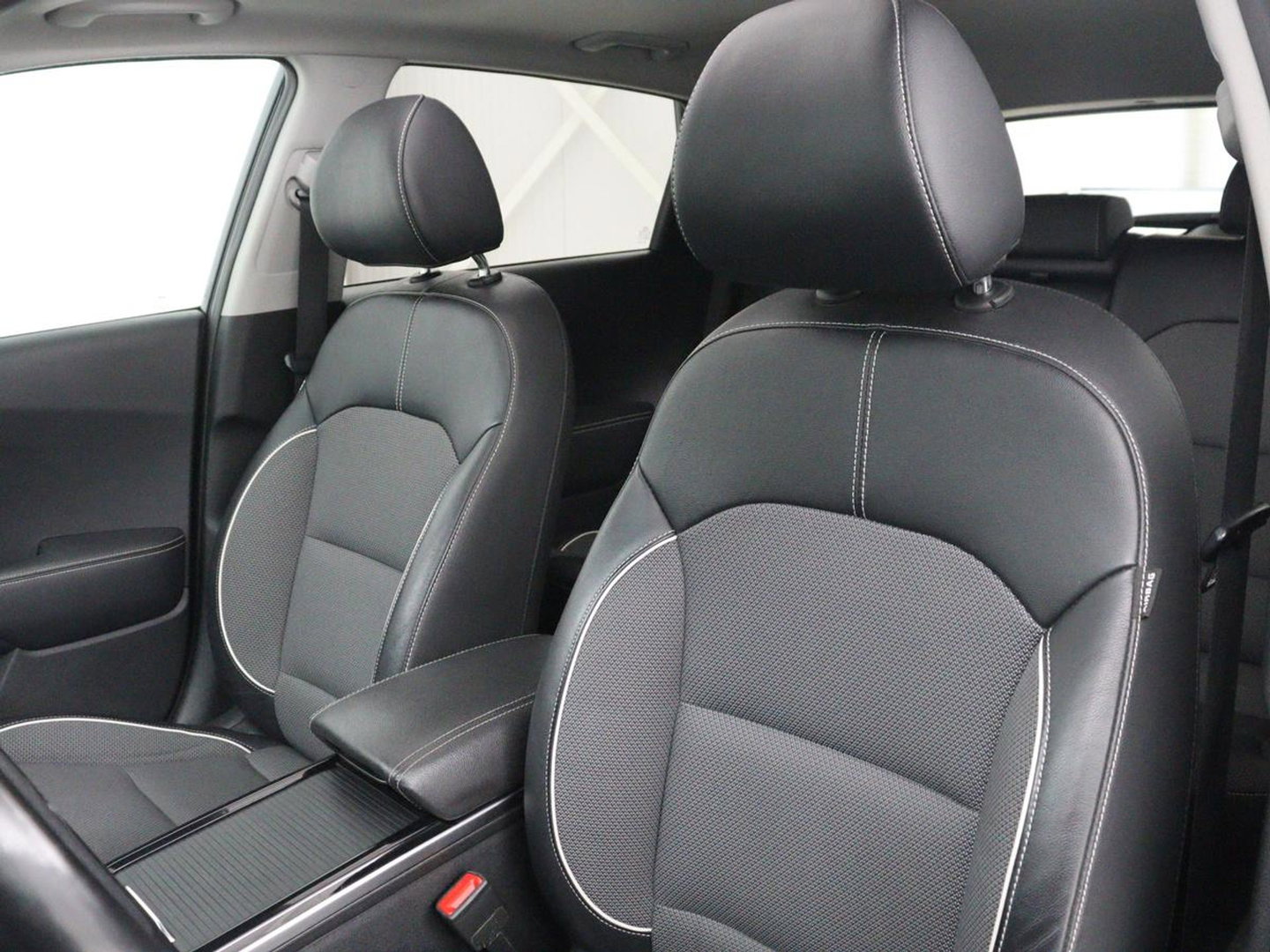 Kia e-Niro DynamicPlusLine 64 kWh | SOH 95,3% | Panoramadak | Half leder | Stuur/stoel verwarming | Adaptive cruise | Lane assist | Climate control | Carplay | Camera | Park assist | Full LED