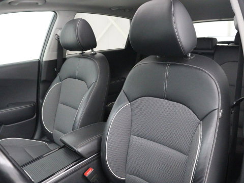 Kia e-Niro DynamicPlusLine 64 kWh | SOH 95,3% | Panoramadak | Half leder | Stuur/stoel verwarming | Adaptive cruise | Lane assist | Climate control | Carplay | Camera | Park assist | Full LED