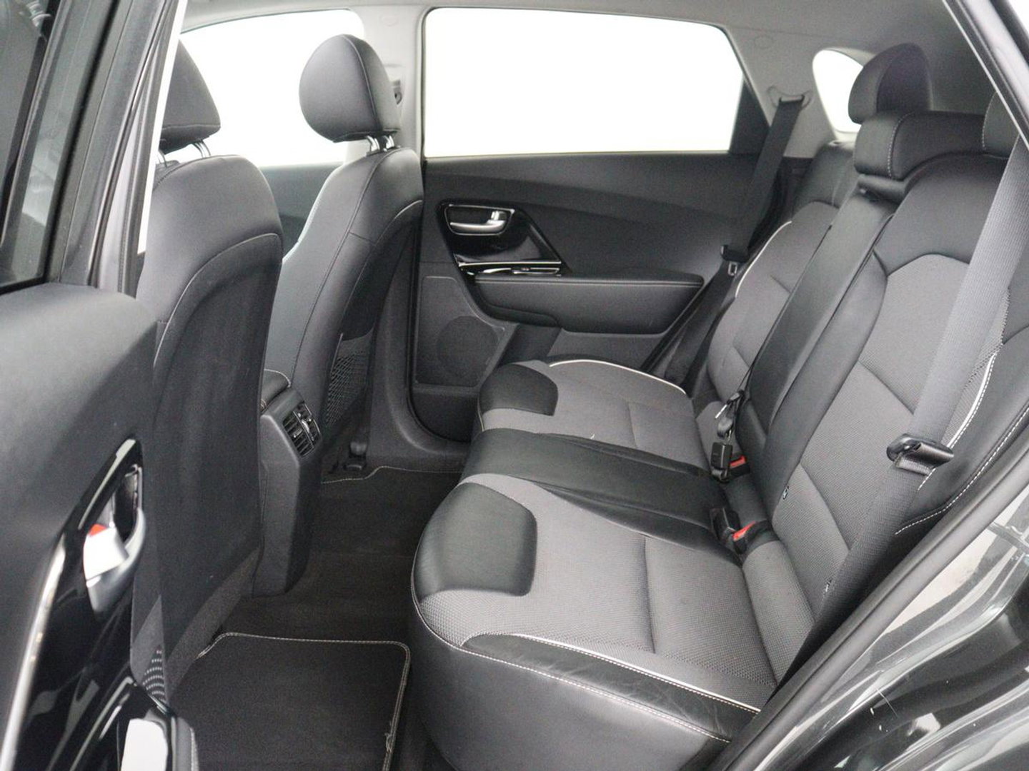 Kia e-Niro DynamicPlusLine 64 kWh | SOH 95,3% | Panoramadak | Half leder | Stuur/stoel verwarming | Adaptive cruise | Lane assist | Climate control | Carplay | Camera | Park assist | Full LED