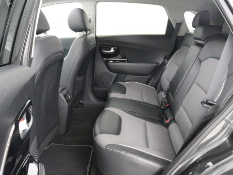 Kia e-Niro DynamicPlusLine 64 kWh | SOH 95,3% | Panoramadak | Half leder | Stuur/stoel verwarming | Adaptive cruise | Lane assist | Climate control | Carplay | Camera | Park assist | Full LED