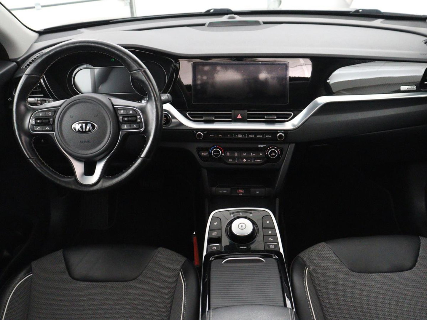 Kia e-Niro DynamicPlusLine 64 kWh | SOH 95,3% | Panoramadak | Half leder | Stuur/stoel verwarming | Adaptive cruise | Lane assist | Climate control | Carplay | Camera | Park assist | Full LED