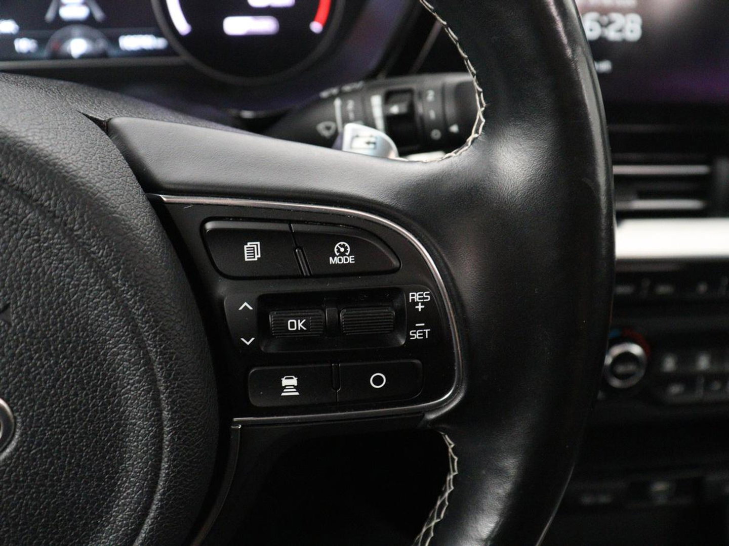 Kia e-Niro DynamicPlusLine 64 kWh | SOH 95,3% | Panoramadak | Half leder | Stuur/stoel verwarming | Adaptive cruise | Lane assist | Climate control | Carplay | Camera | Park assist | Full LED
