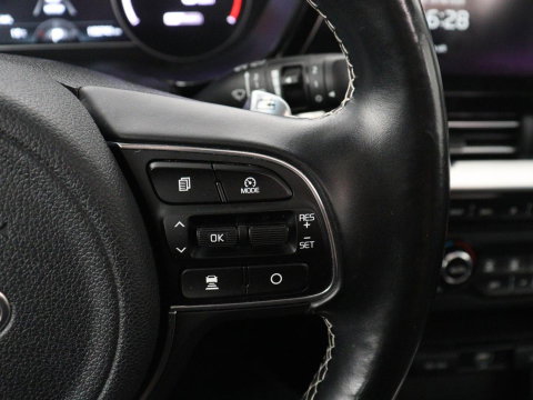 Kia e-Niro DynamicPlusLine 64 kWh | SOH 95,3% | Panoramadak | Half leder | Stuur/stoel verwarming | Adaptive cruise | Lane assist | Climate control | Carplay | Camera | Park assist | Full LED