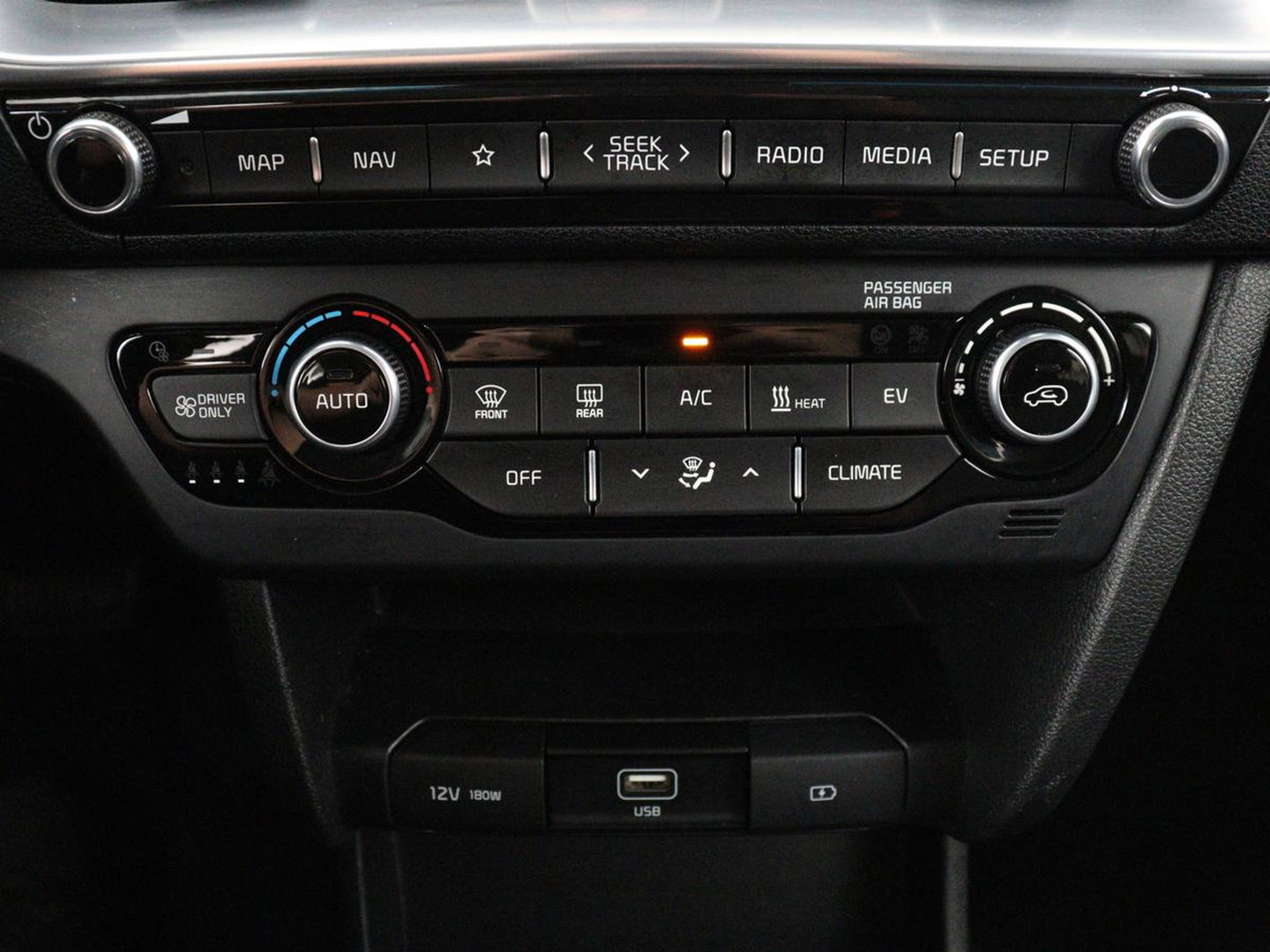 Kia e-Niro DynamicPlusLine 64 kWh | SOH 95,3% | Panoramadak | Half leder | Stuur/stoel verwarming | Adaptive cruise | Lane assist | Climate control | Carplay | Camera | Park assist | Full LED