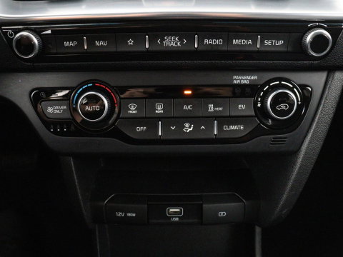 Kia e-Niro DynamicPlusLine 64 kWh | SOH 95,3% | Panoramadak | Half leder | Stuur/stoel verwarming | Adaptive cruise | Lane assist | Climate control | Carplay | Camera | Park assist | Full LED