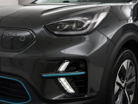 Kia e-Niro DynamicPlusLine 64 kWh | SOH 95,3% | Panoramadak | Half leder | Stuur/stoel verwarming | Adaptive cruise | Lane assist | Climate control | Carplay | Camera | Park assist | Full LED
