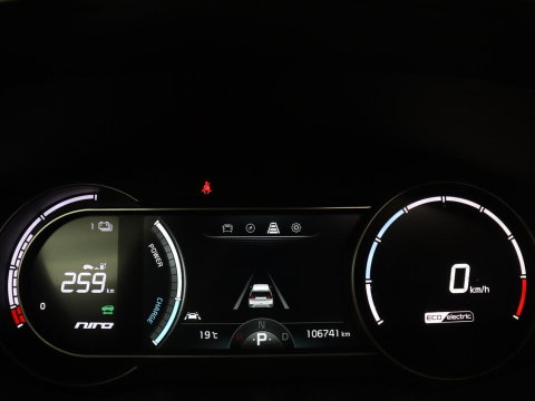Kia e-Niro DynamicPlusLine 64 kWh | SOH 95,3% | Panoramadak | Half leder | Stuur/stoel verwarming | Adaptive cruise | Lane assist | Climate control | Carplay | Camera | Park assist | Full LED