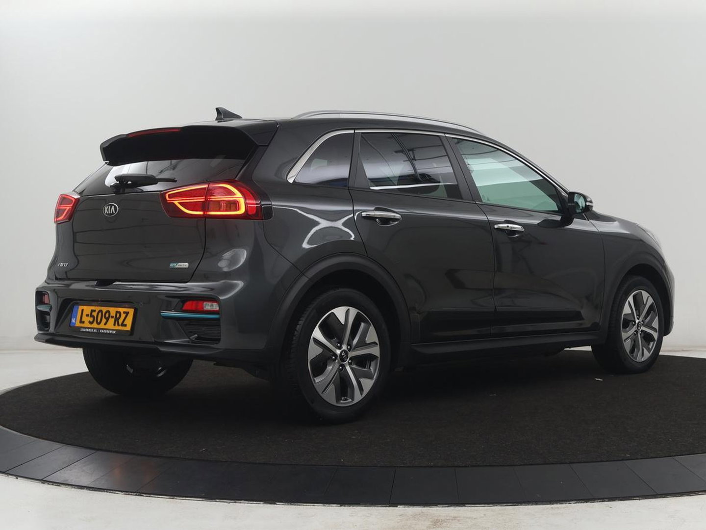 Kia e-Niro DynamicPlusLine 64 kWh | SOH 95,3% | Panoramadak | Half leder | Stuur/stoel verwarming | Adaptive cruise | Lane assist | Climate control | Carplay | Camera | Park assist | Full LED