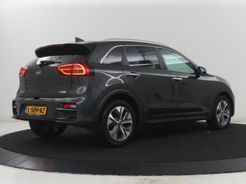 Kia e-Niro DynamicPlusLine 64 kWh | SOH 95,3% | Panoramadak | Half leder | Stuur/stoel verwarming | Adaptive cruise | Lane assist | Climate control | Carplay | Camera | Park assist | Full LED