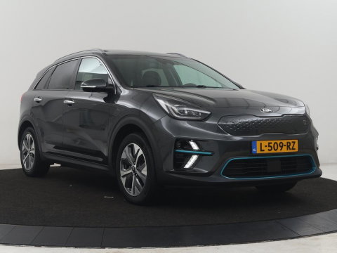 Kia e-Niro DynamicPlusLine 64 kWh | SOH 95,3% | Panoramadak | Half leder | Stuur/stoel verwarming | Adaptive cruise | Lane assist | Climate control | Carplay | Camera | Park assist | Full LED