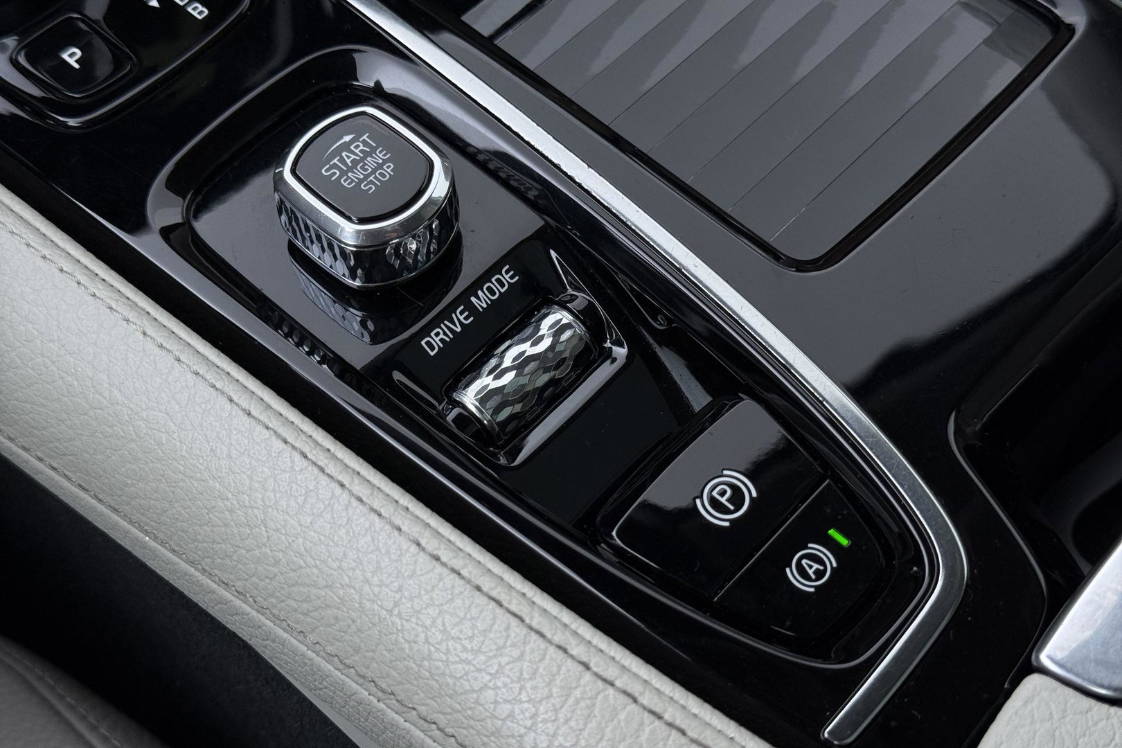 Volvo S90 T8 AWD Inscription | ACC | Schuifdak | Trekhaak | BLIS | Standkachel | Camera | Stoel+Stuurverwarming | 19 Inch