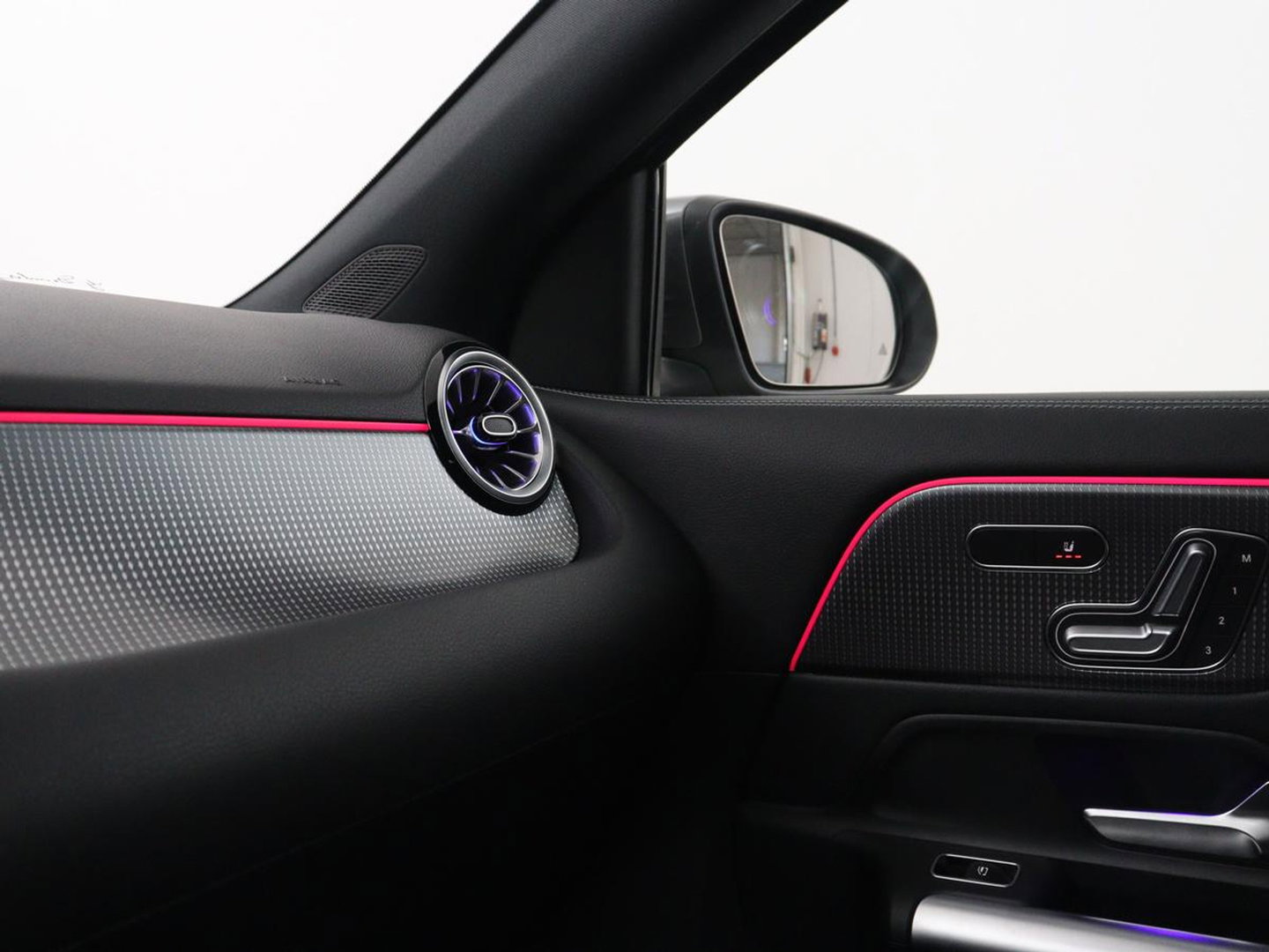 Mercedes-Benz GLA 250 e Luxury Line | SOH 92,9% | Half leder | Memory | Stoelverwarming | Adaptive cruise | Sfeerverlichting | Carplay | Camera | Park assist | Elektrische achterklep | Keyless