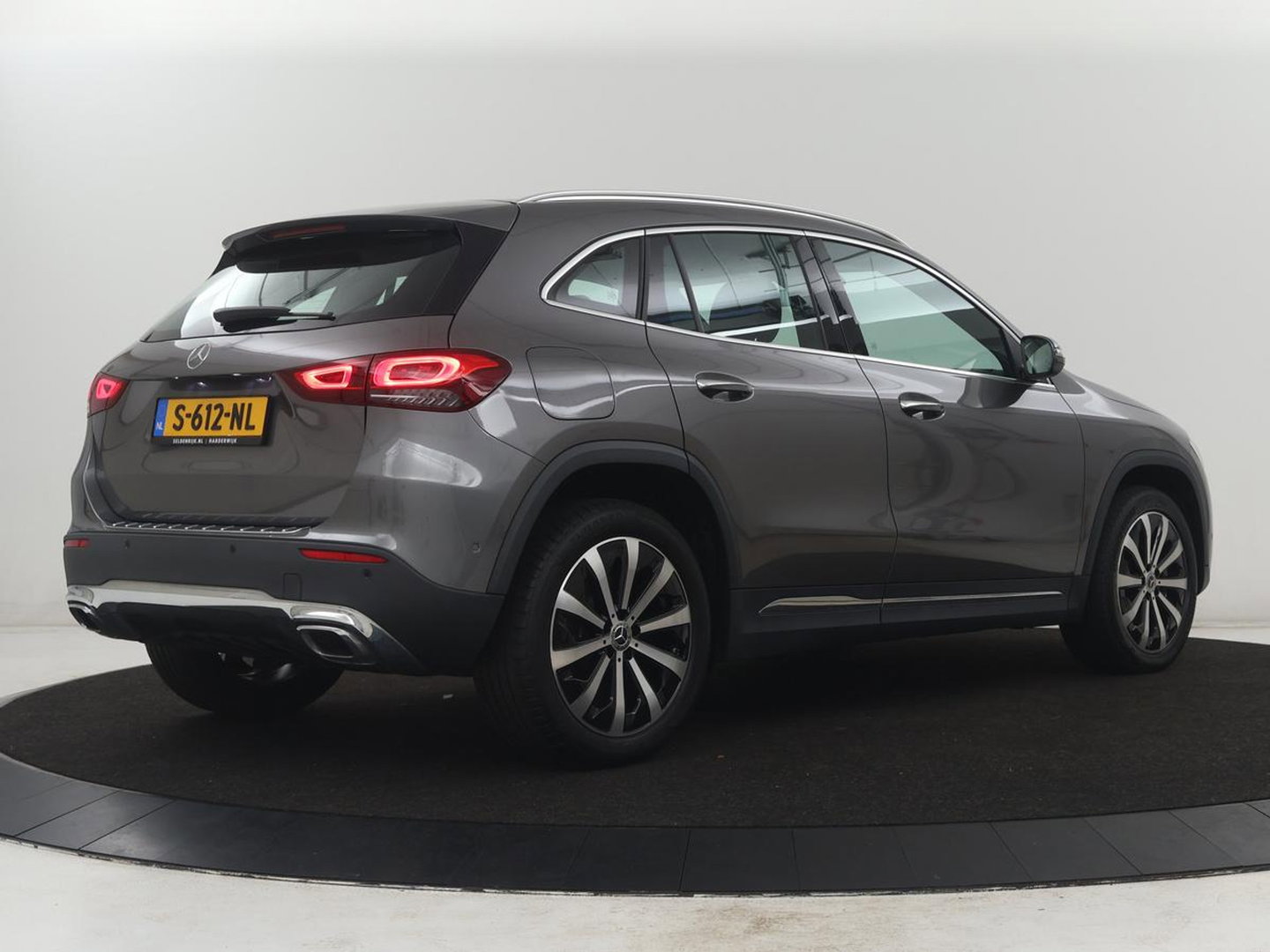 Mercedes-Benz GLA 250 e Luxury Line | SOH 92,9% | Half leder | Memory | Stoelverwarming | Adaptive cruise | Sfeerverlichting | Carplay | Camera | Park assist | Elektrische achterklep | Keyless