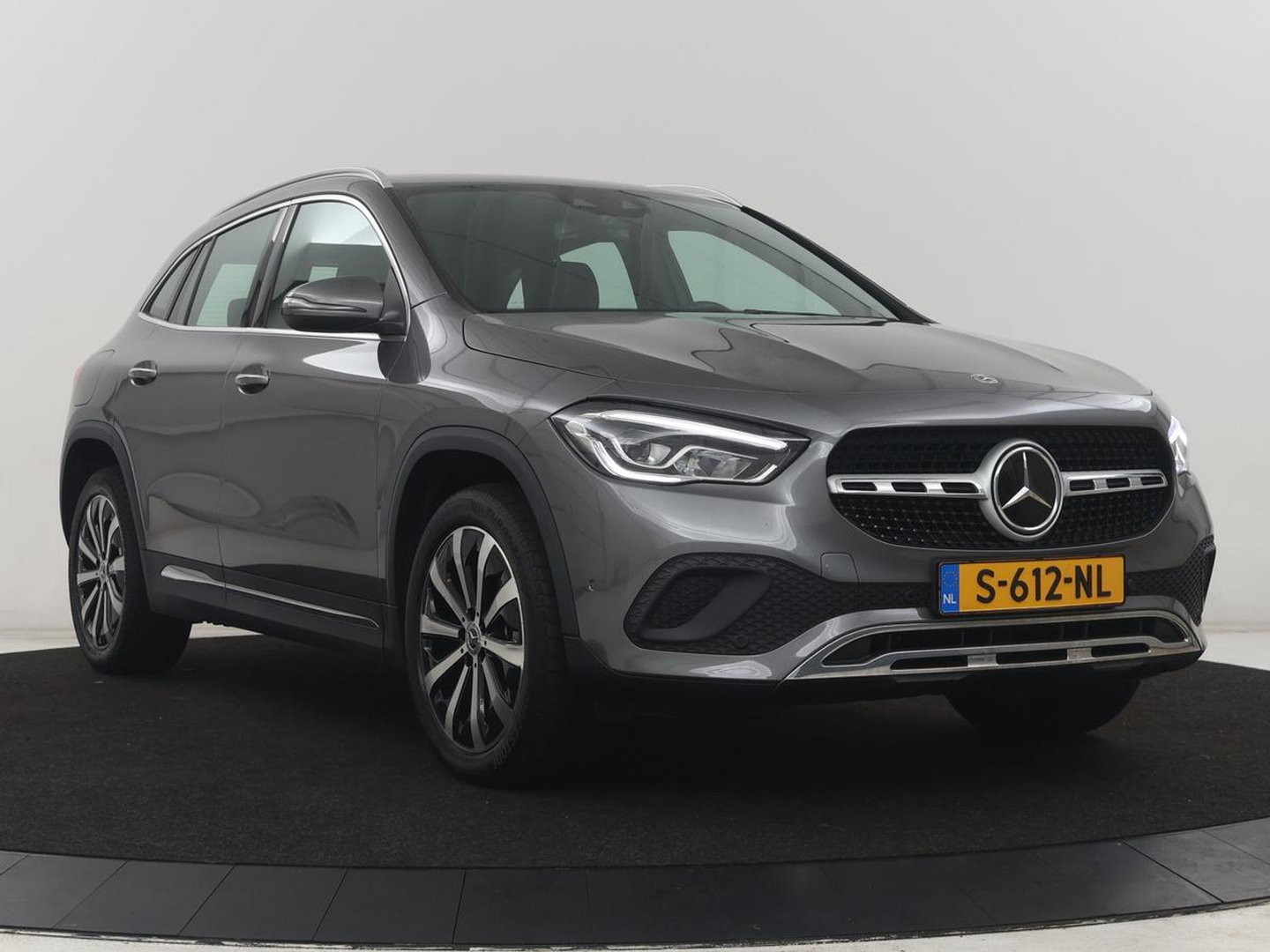 Mercedes-Benz GLA 250 e Luxury Line | SOH 92,9% | Half leder | Memory | Stoelverwarming | Adaptive cruise | Sfeerverlichting | Carplay | Camera | Park assist | Elektrische achterklep | Keyless