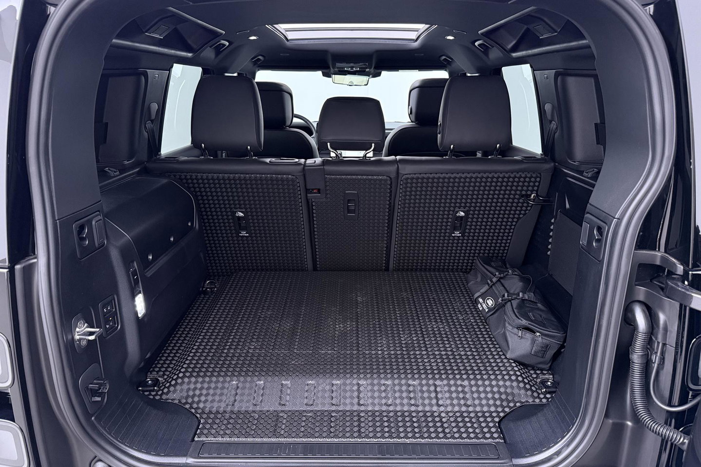 Land Rover Defender 110 P300e X-Dynamic HSE | Luchtvering | Stoelventilatie | Trekhaak | 360° Camera | Meridian | Stoel+Stuurverwarming | ACC