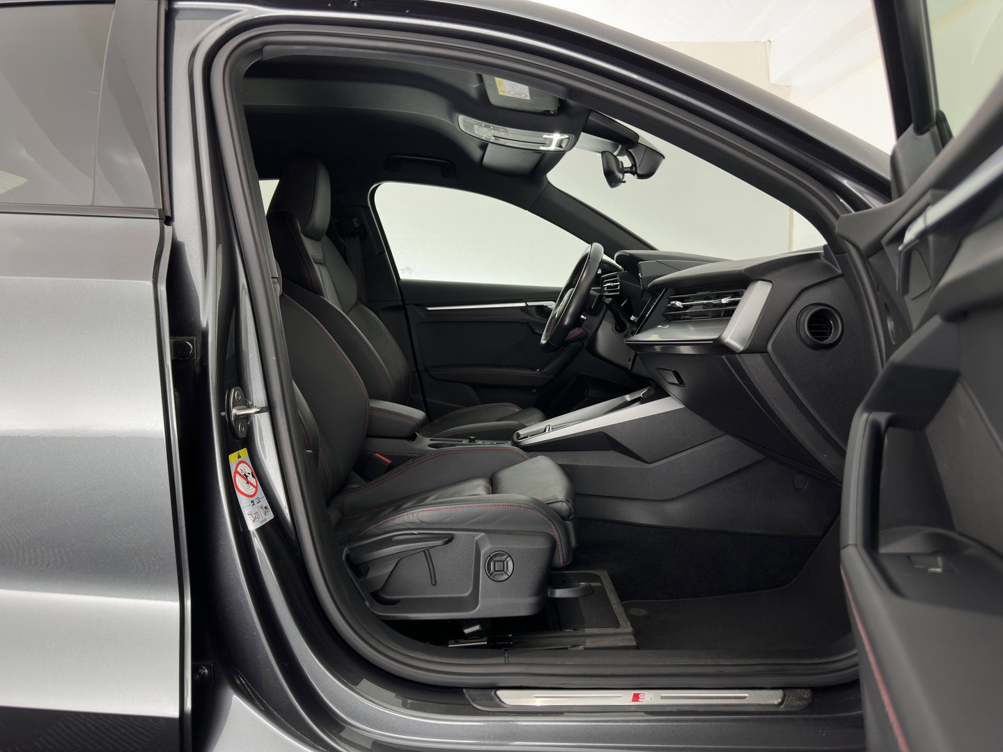 Audi A3 Limousine 30 TFSI S edition S-Line (INCL.BTW) Aut. *LEATHER | MATRIX-LED | HEATED-SPORTSEATS | ADAPTIVE-CRUISE | CAMERA | DIGI-COCKPIT | NAVI-FULLMAP | PRIVACY-GLASS | AMBIENT-LIGHT | SHIFT-PADDLES | ECC | PDC | 18''ALU*