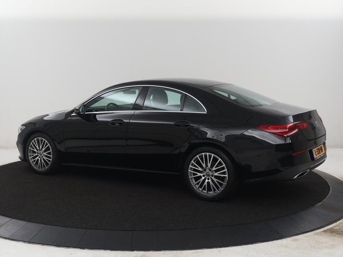 Mercedes-Benz CLA-Klasse 180 Business Solution Luxury | Leder | Stoelverwarming | Cruise control | Sfeerverlichting | Navigatie | Bluetooth | Camera | Park assist | Climate control
