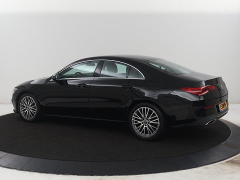 Mercedes-Benz CLA-Klasse 180 Business Solution Luxury | Leder | Stoelverwarming | Cruise control | Sfeerverlichting | Navigatie | Bluetooth | Camera | Park assist | Climate control