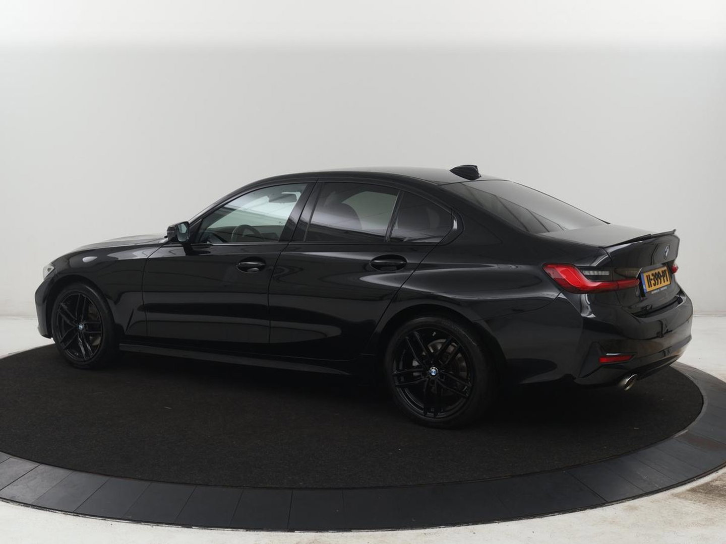 BMW 3-serie 320i Executive Edition | Half leder | Cruise control | Navigatie | Bluetooth | Carplay | Park assist | Interieurverlichting | Virtueel dashboard | Climate control | Full LED | 18" velgen
