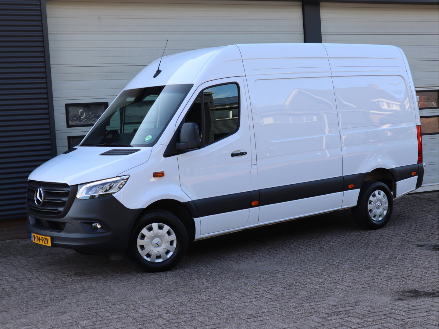 Mercedes-Benz Sprinter 317 CDI Automaat L2H2 RWD - LED - Mbux - Camera