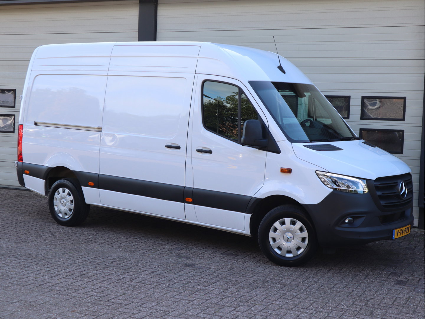 Mercedes-Benz Sprinter 317 CDI Automaat L2H2 RWD - LED - Mbux - Camera