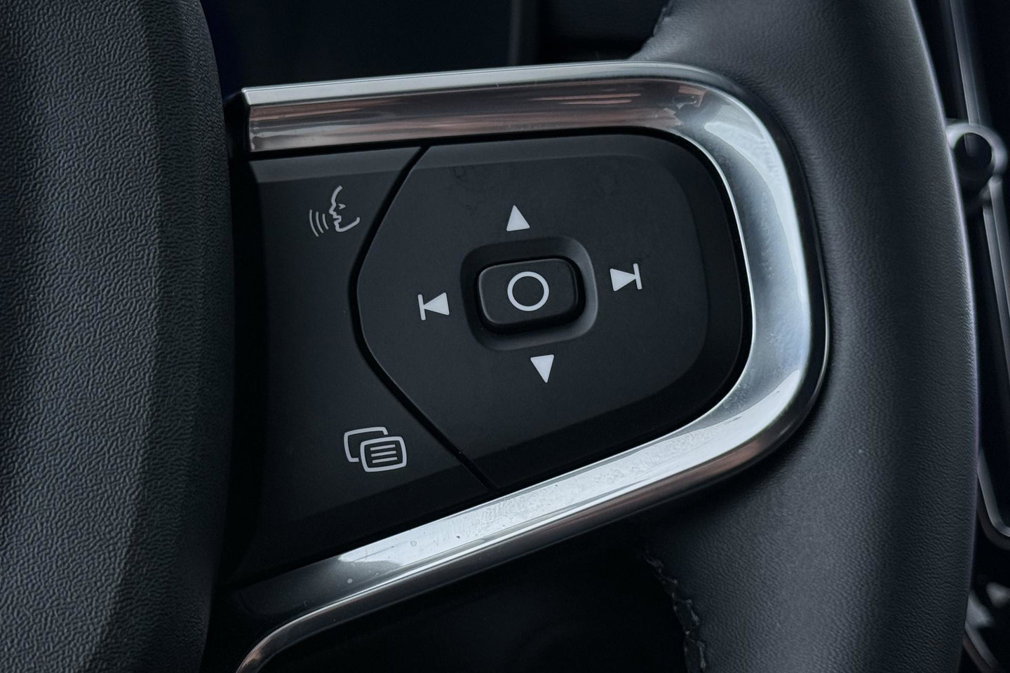 Volvo EX40 Single Motor Extended Range Plus | 82 kWh | Harman/Kardon | ACC | 360° Camera | Warmtepomp | Keyless | Stoel+Stuurverwarming | 19 inch