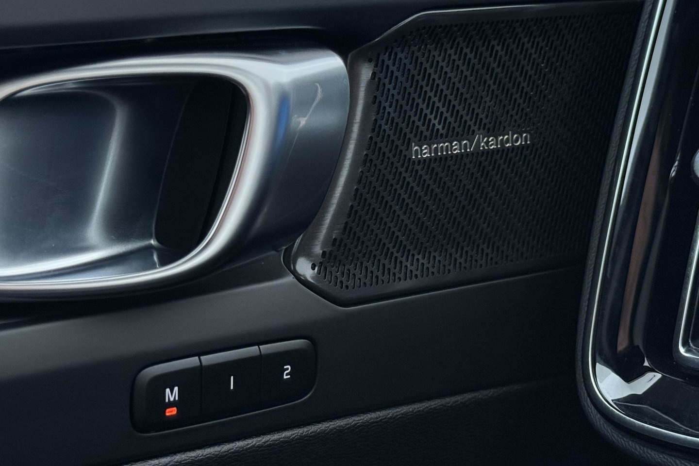 Volvo EX40 Single Motor Extended Range Plus | 82 kWh | Harman/Kardon | ACC | 360° Camera | Warmtepomp | Keyless | Stoel+Stuurverwarming | 19 inch