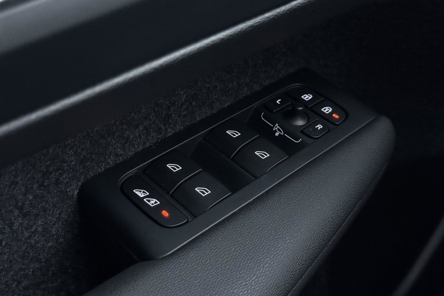 Volvo EX40 Single Motor Extended Range Plus | 82 kWh | Harman/Kardon | ACC | 360° Camera | Warmtepomp | Keyless | Stoel+Stuurverwarming | 19 inch