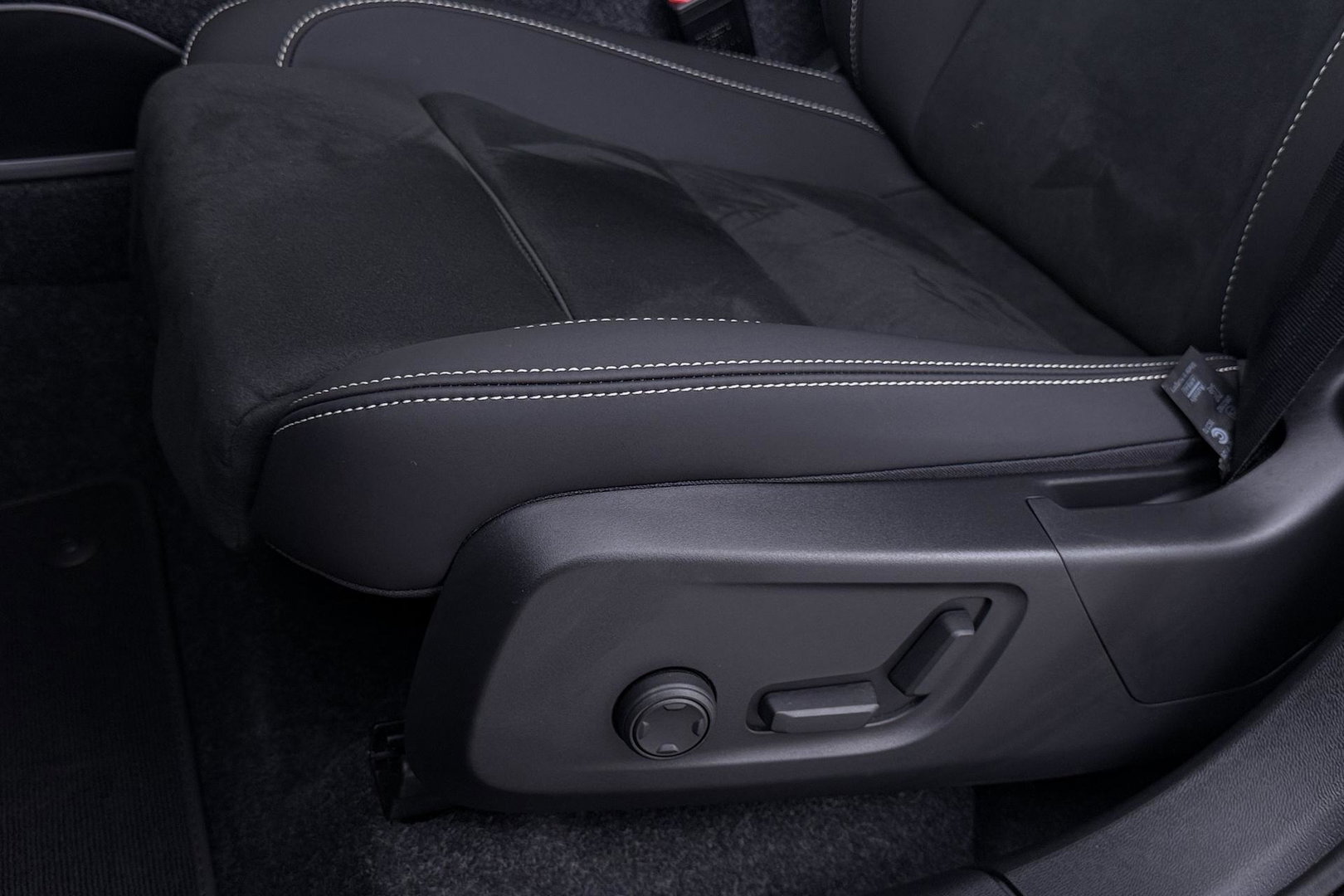 Volvo EX40 Single Motor Extended Range Plus | 82 kWh | Harman/Kardon | ACC | 360° Camera | Warmtepomp | Keyless | Stoel+Stuurverwarming | 19 inch