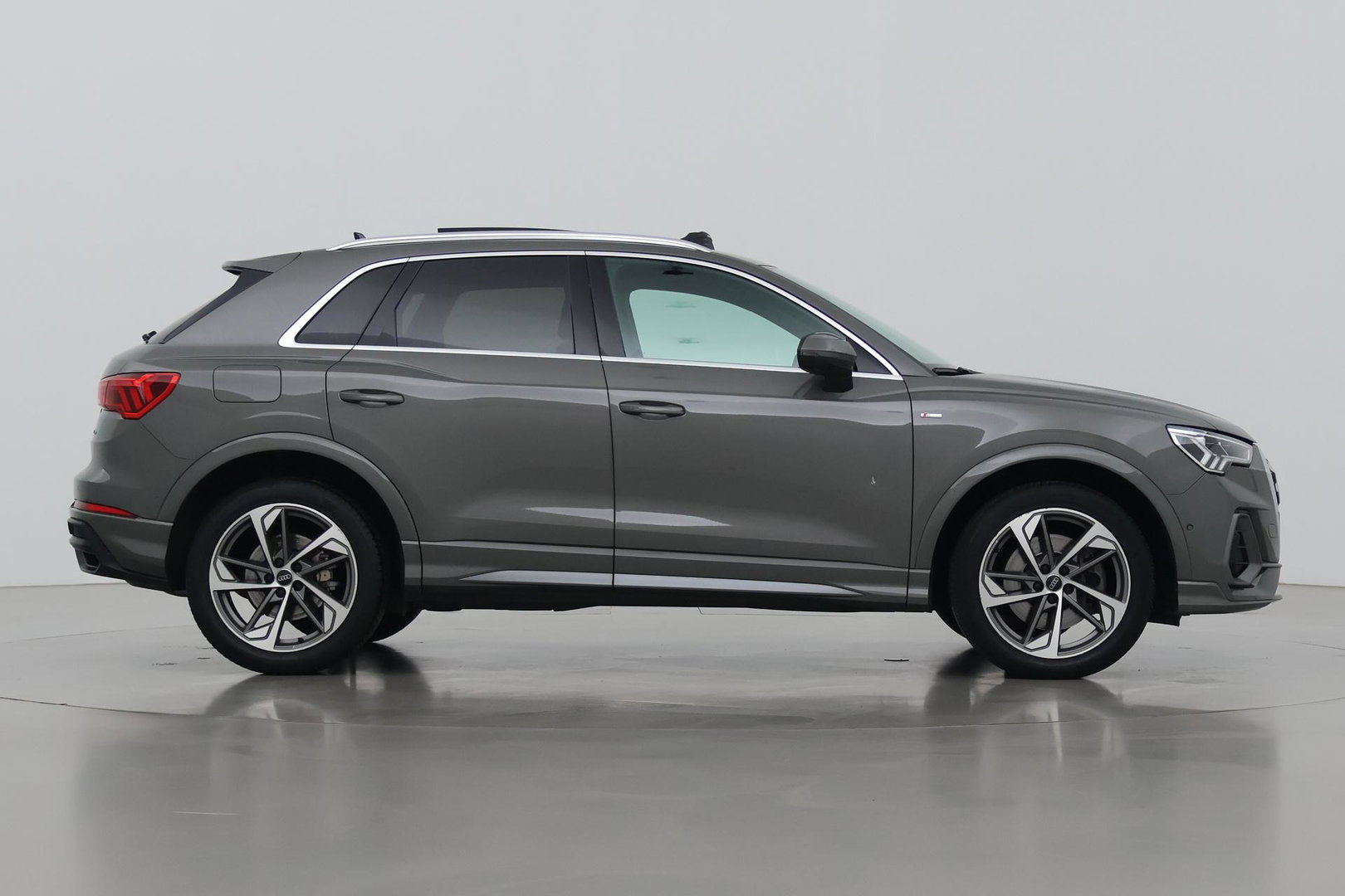 Audi Q3 40 TFSI Quattro Business Edition | Panoramadak | 360° Camera | Keyless | BLIS | Elektrische Stoelen | Stoel+Stuurverwarming | ACC