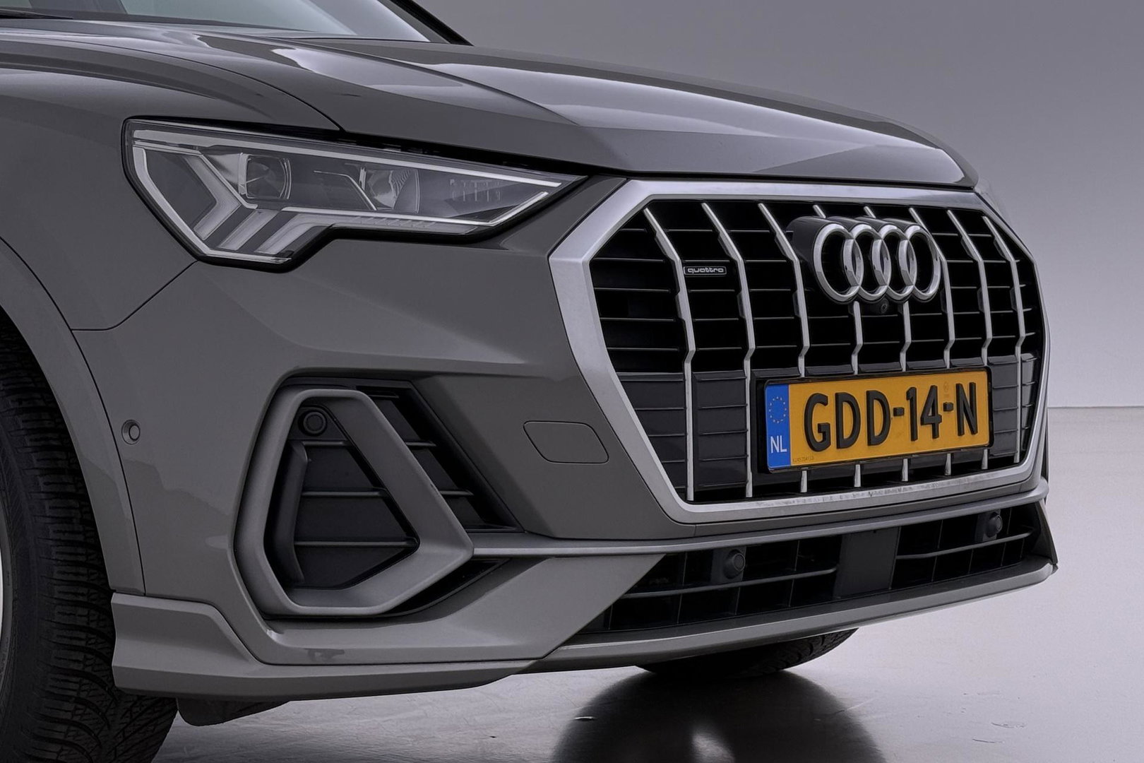 Audi Q3 40 TFSI Quattro Business Edition | Panoramadak | 360° Camera | Keyless | BLIS | Elektrische Stoelen | Stoel+Stuurverwarming | ACC