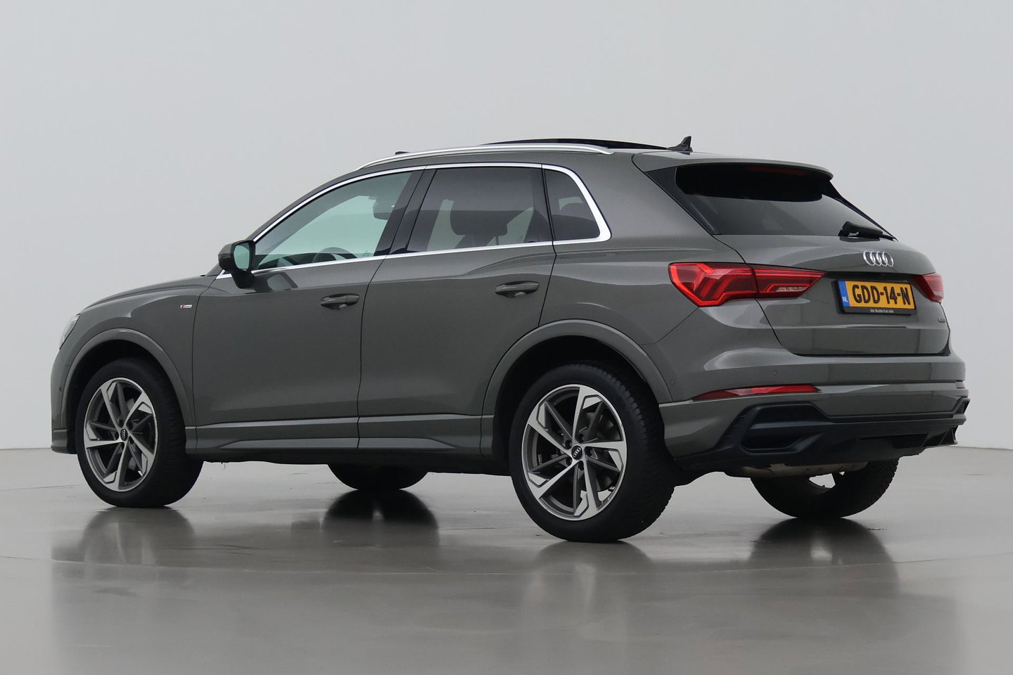 Audi Q3 40 TFSI Quattro Business Edition | Panoramadak | 360° Camera | Keyless | BLIS | Elektrische Stoelen | Stoel+Stuurverwarming | ACC