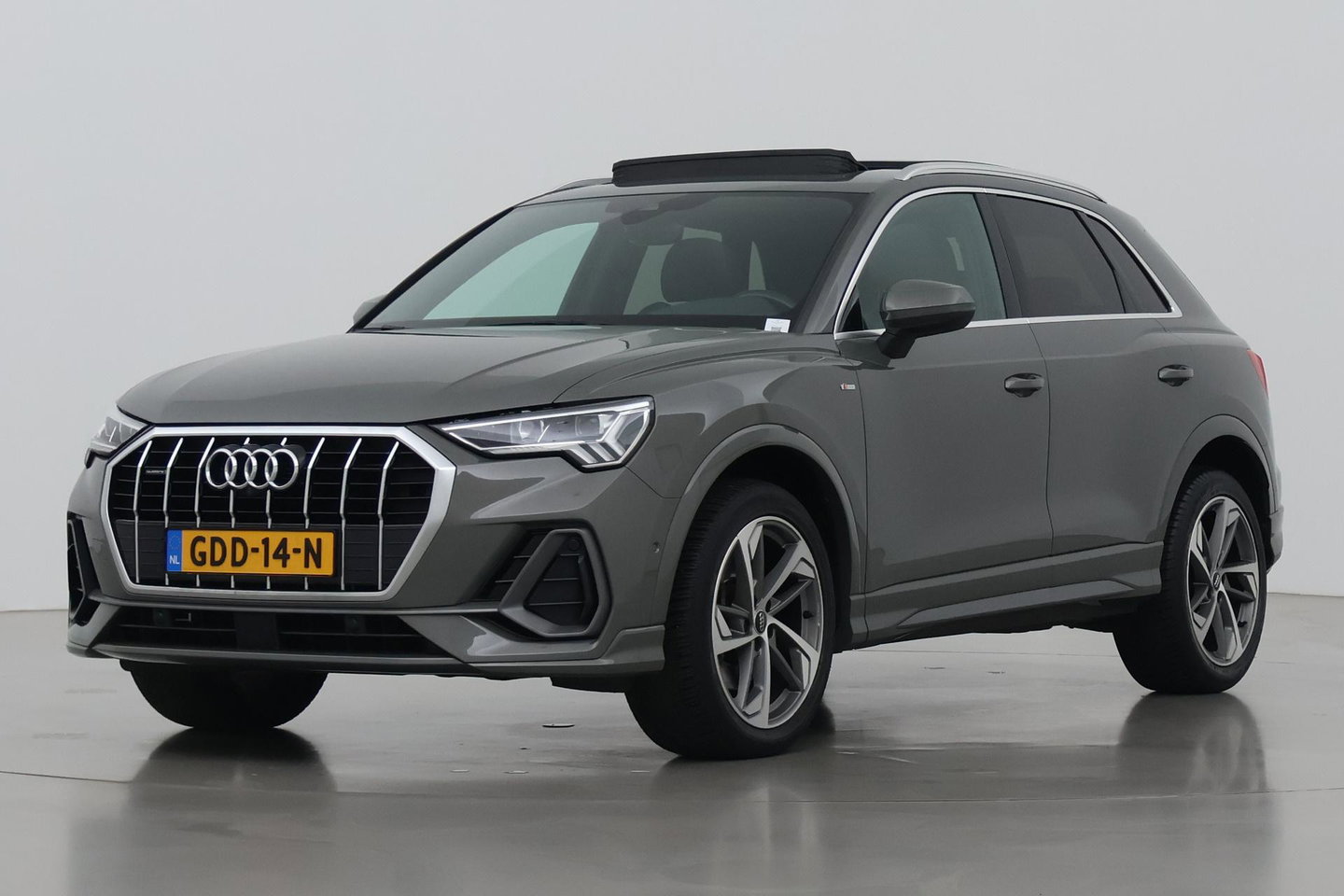 Audi Q3 40 TFSI Quattro Business Edition | Panoramadak | 360° Camera | Keyless | BLIS | Elektrische Stoelen | Stoel+Stuurverwarming | ACC