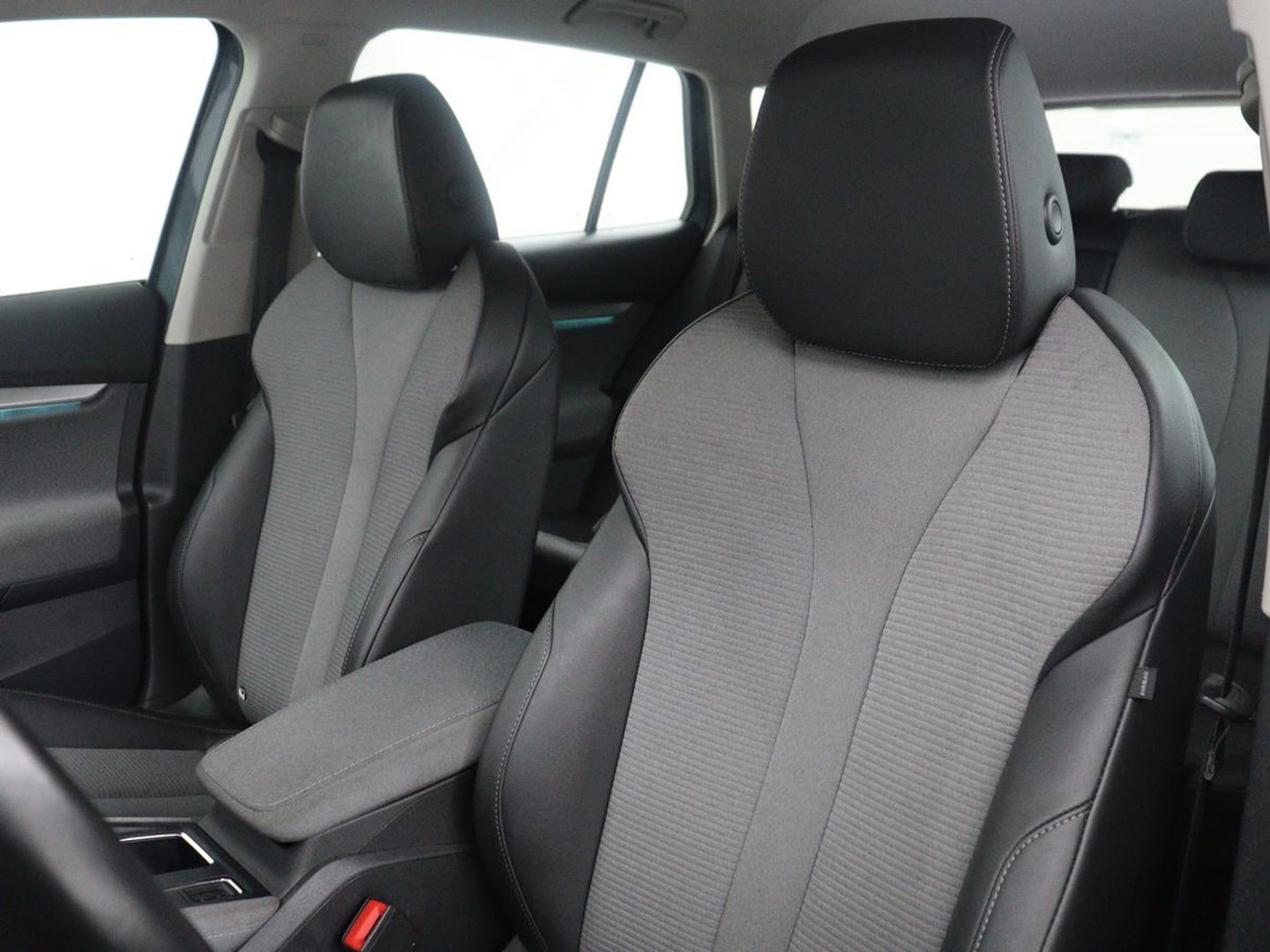 Škoda Enyaq iV 60 | SOH 93,0% | Half leder | Cruise control | Carplay | Climate control | Lane assist | Park assist | Trekhaak | Sfeerverlichting | Navigatie | Bluetooth