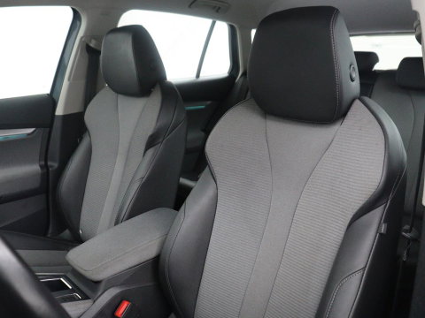 Škoda Enyaq iV 60 | SOH 93,0% | Half leder | Cruise control | Carplay | Climate control | Lane assist | Park assist | Trekhaak | Sfeerverlichting | Navigatie | Bluetooth