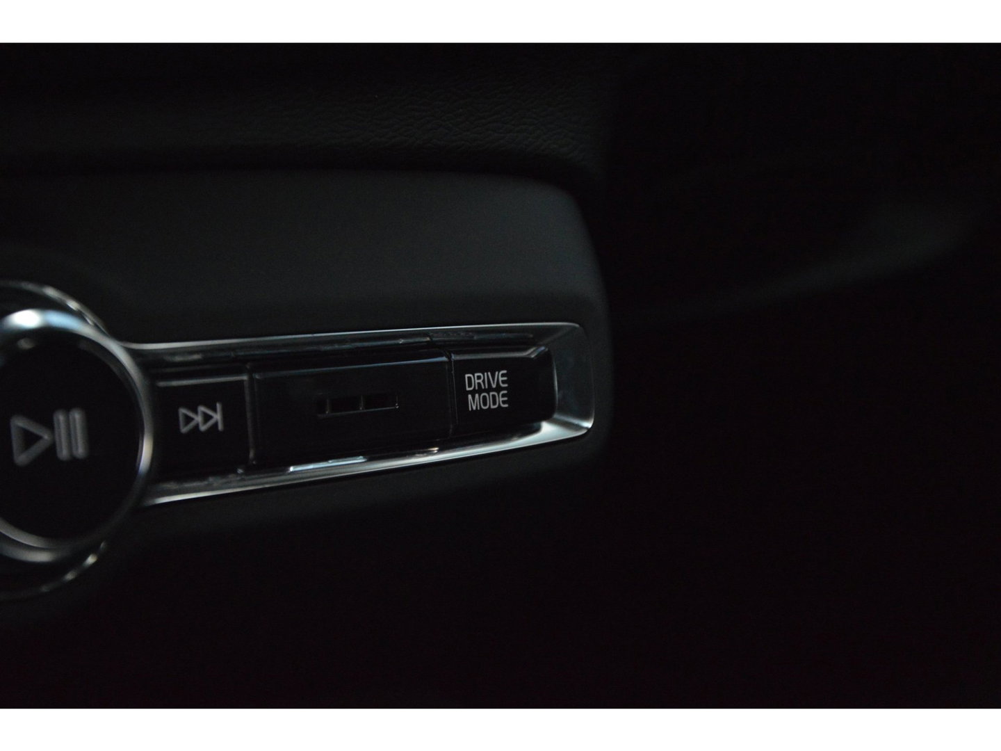 Volvo XC40 2.0 T4 Momentum | Camera | Trekhaak 1800KG | Apple CarPlay | Perfect onderhouden |