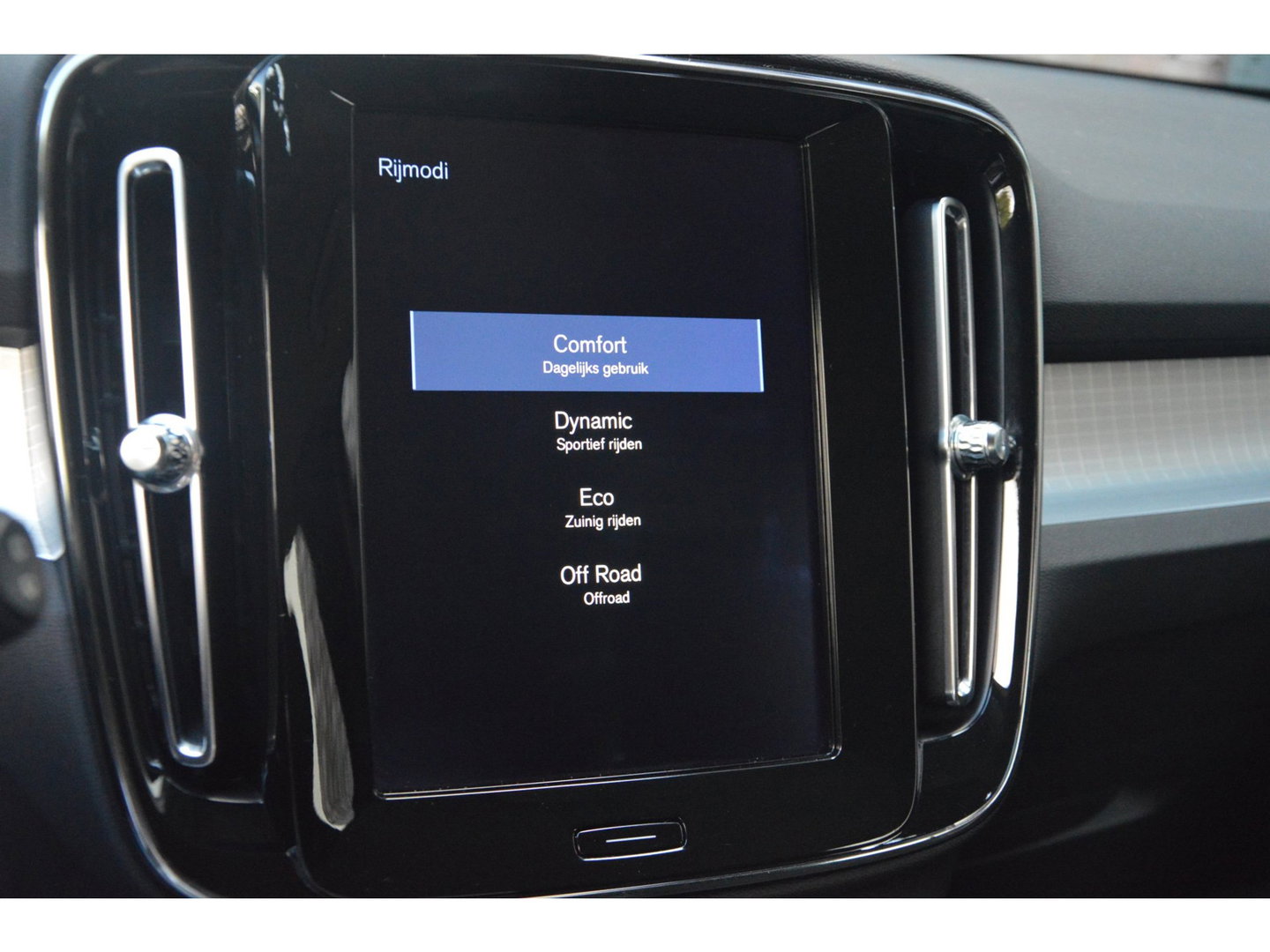 Volvo XC40 2.0 T4 Momentum | Camera | Trekhaak 1800KG | Apple CarPlay | Perfect onderhouden |
