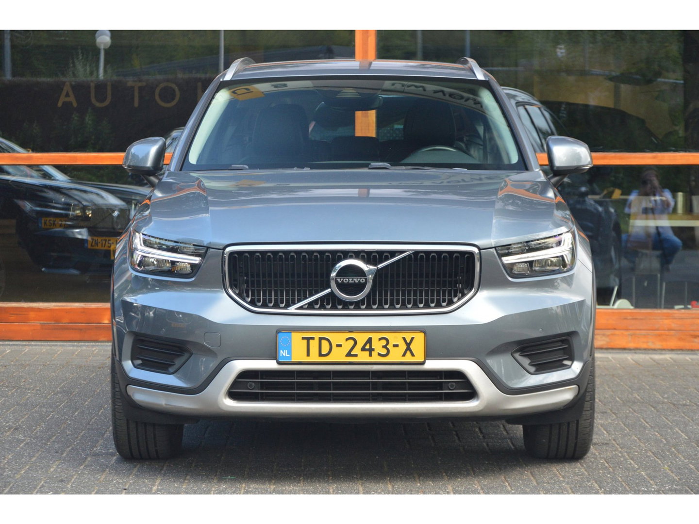 Volvo XC40 2.0 T4 Momentum | Camera | Trekhaak 1800KG | Apple CarPlay | Perfect onderhouden |