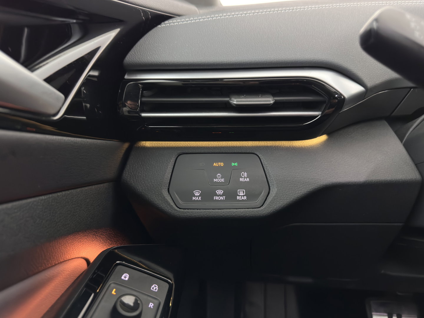 Volkswagen ID.5 Pro Business 77 kWh [3-Fase-11kW] {SoH-93%} (INCL.BTW) *HEAD-UP | LEATHER-FABRIC | FULL-LED | ADAPTIE-CRUISE |  DIGI-COCKPIT | HEATED-COMFORTSEATS | KEYLESS | DAB+ | AMBIENT-LIGHT | NAVI-FULLMAP | CAMERA | TOWBAR | 19''ALU*