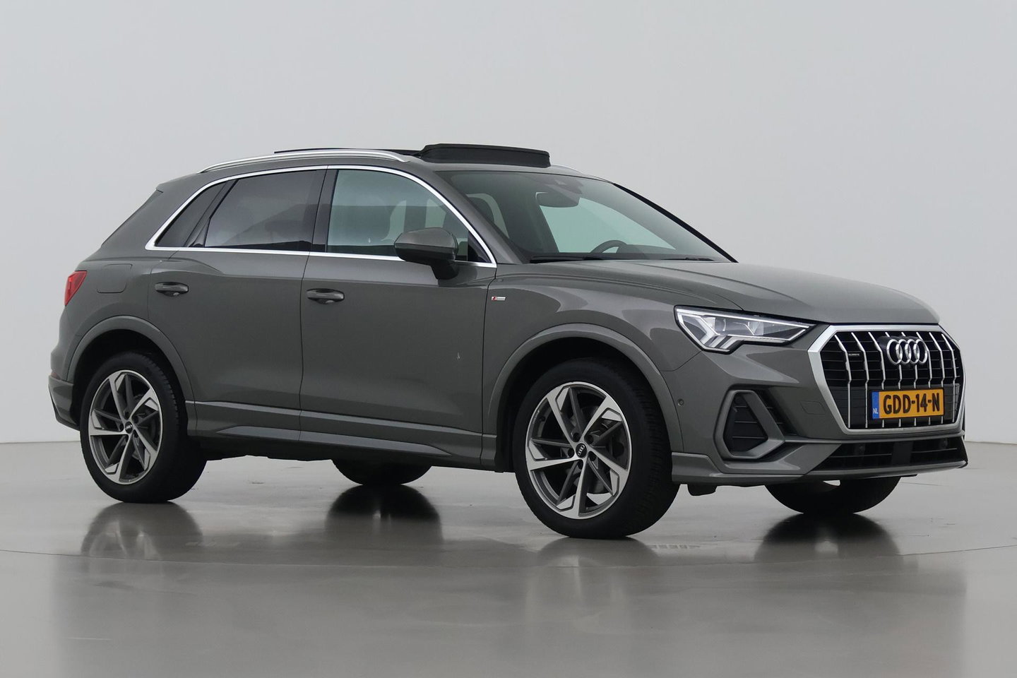 Audi Q3 40 TFSI Quattro Business Edition | Panoramadak | 360° Camera | Keyless | BLIS | Elektrische Stoelen | Stoel+Stuurverwarming | ACC