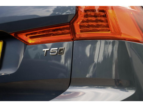 Volvo XC60 2.0 T5 AWD Momentum 250pk | Leder + Trekhaak