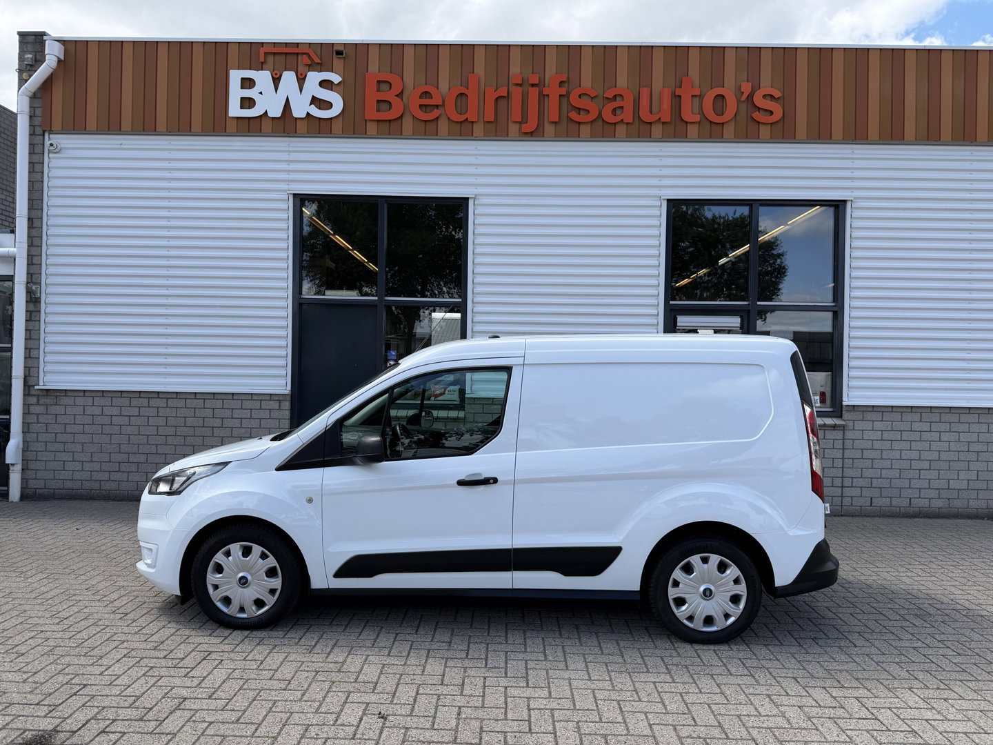 Ford Transit Connect 1.5 EcoBlue L1 Trend / vaste prijs rijklaar € 10.950 ex btw / euro 6 / bpm vrij / lease vanaf € 185 / 3 zits / navigatie / camera / ingerichte laadruimte / cruise control !