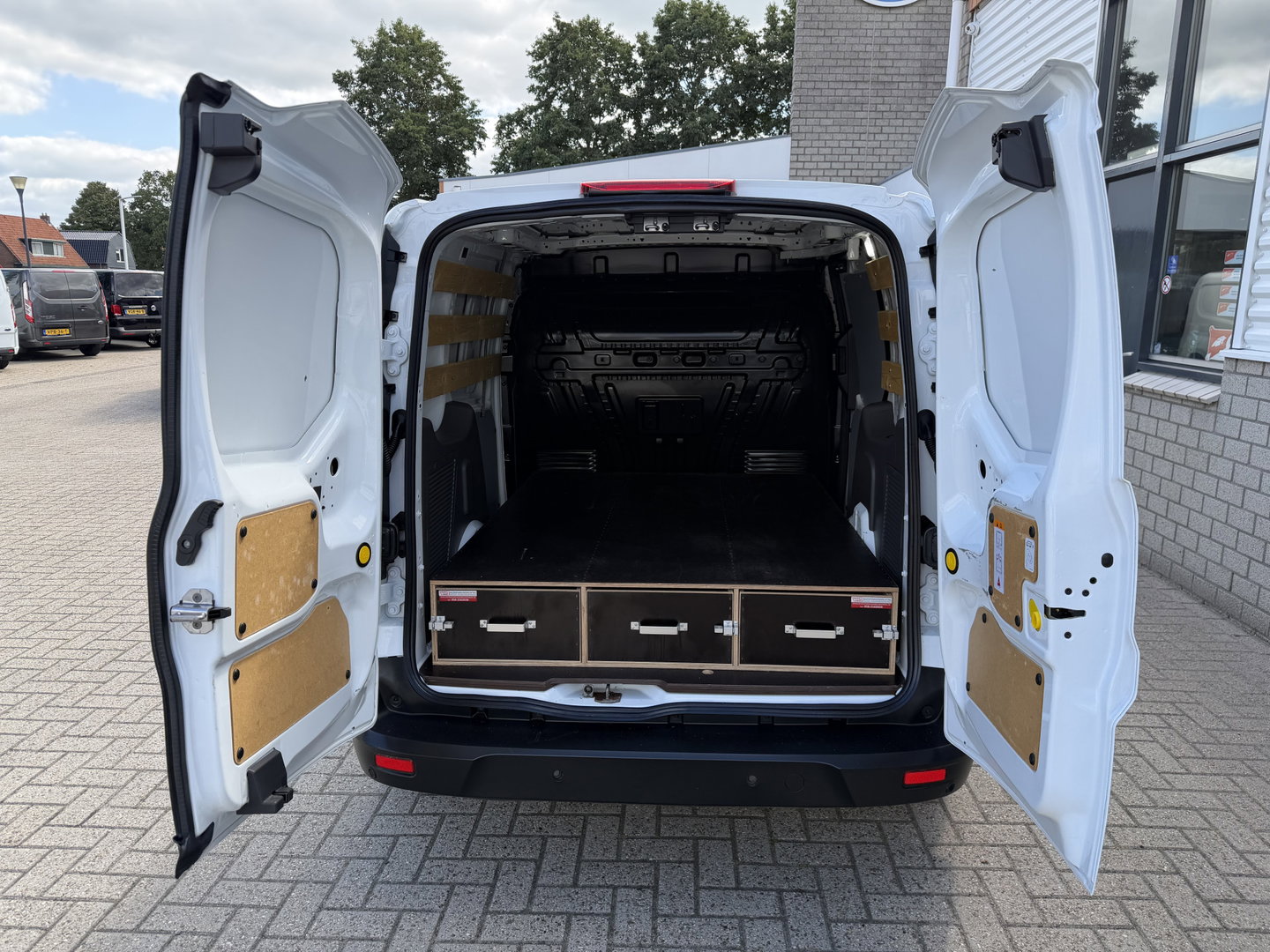 Ford Transit Connect 1.5 EcoBlue L1 Trend / vaste prijs rijklaar € 10.950 ex btw / euro 6 / bpm vrij / lease vanaf € 185 / 3 zits / navigatie / camera / ingerichte laadruimte / cruise control !