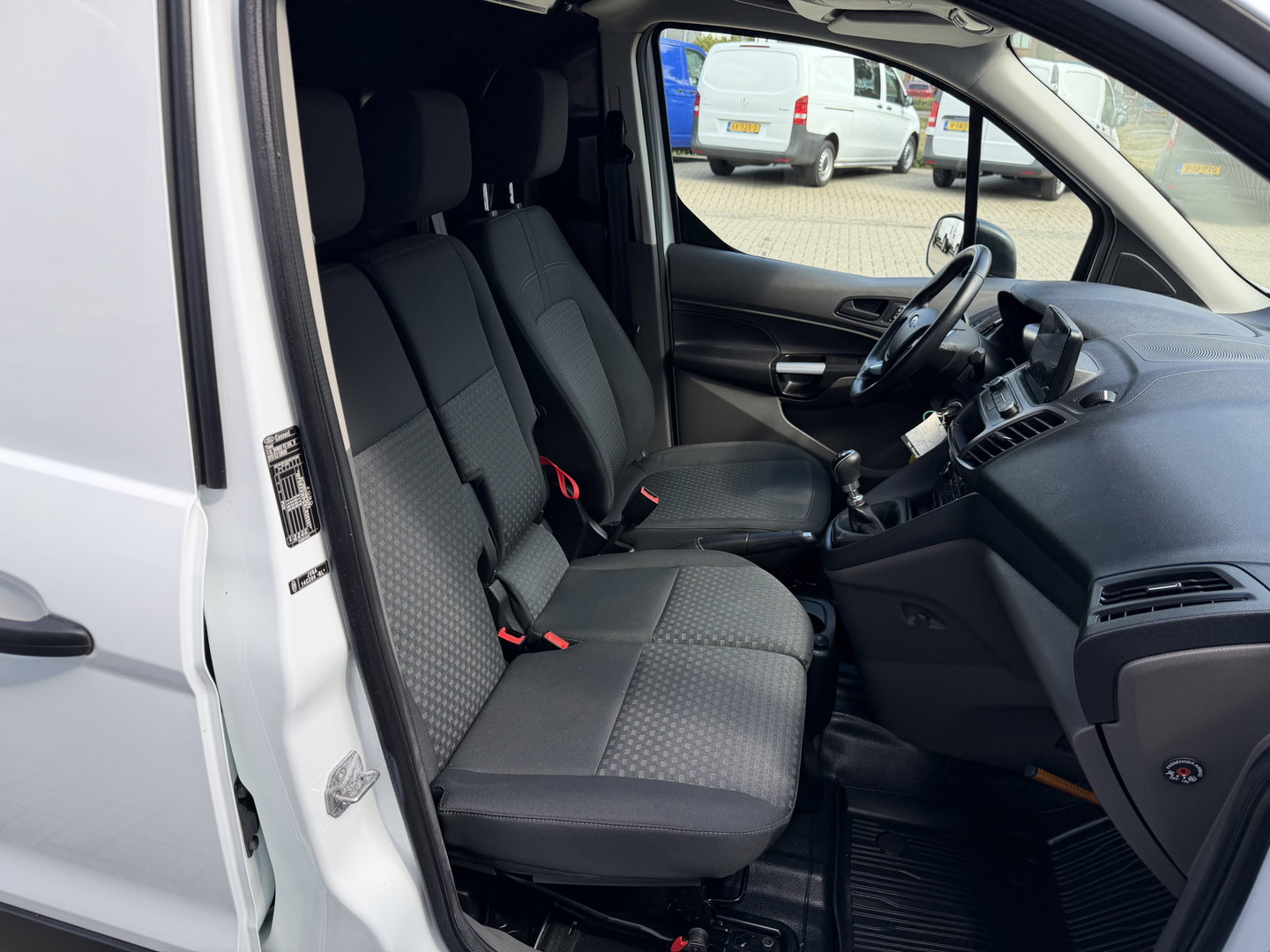 Ford Transit Connect 1.5 EcoBlue L1 Trend / vaste prijs rijklaar € 10.950 ex btw / euro 6 / bpm vrij / lease vanaf € 185 / 3 zits / navigatie / camera / ingerichte laadruimte / cruise control !