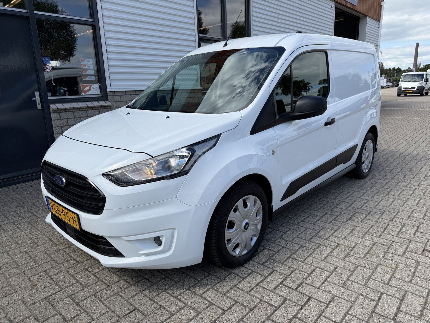 Ford Transit Connect 1.5 EcoBlue L1 Trend / vaste prijs rijklaar € 10.950 ex btw / euro 6 / bpm vrij / lease vanaf € 185 / 3 zits / navigatie / camera / ingerichte laadruimte / cruise control !